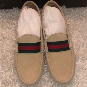MAKE A REASONABLE OFFER Gucci cream suede loafer